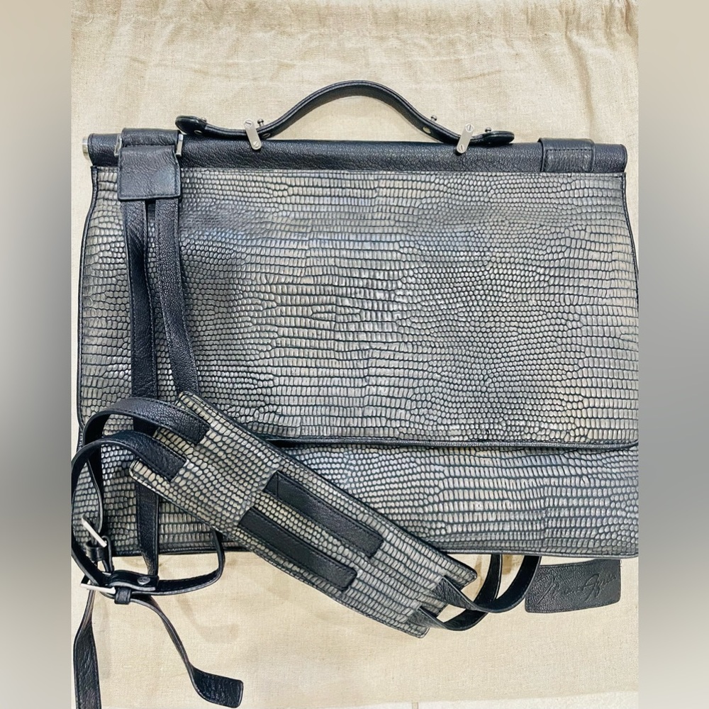 BCBGMAXAZRIA LAPTOP COW LEATHER BAG- Texture front like snakeskin- Black/Grey